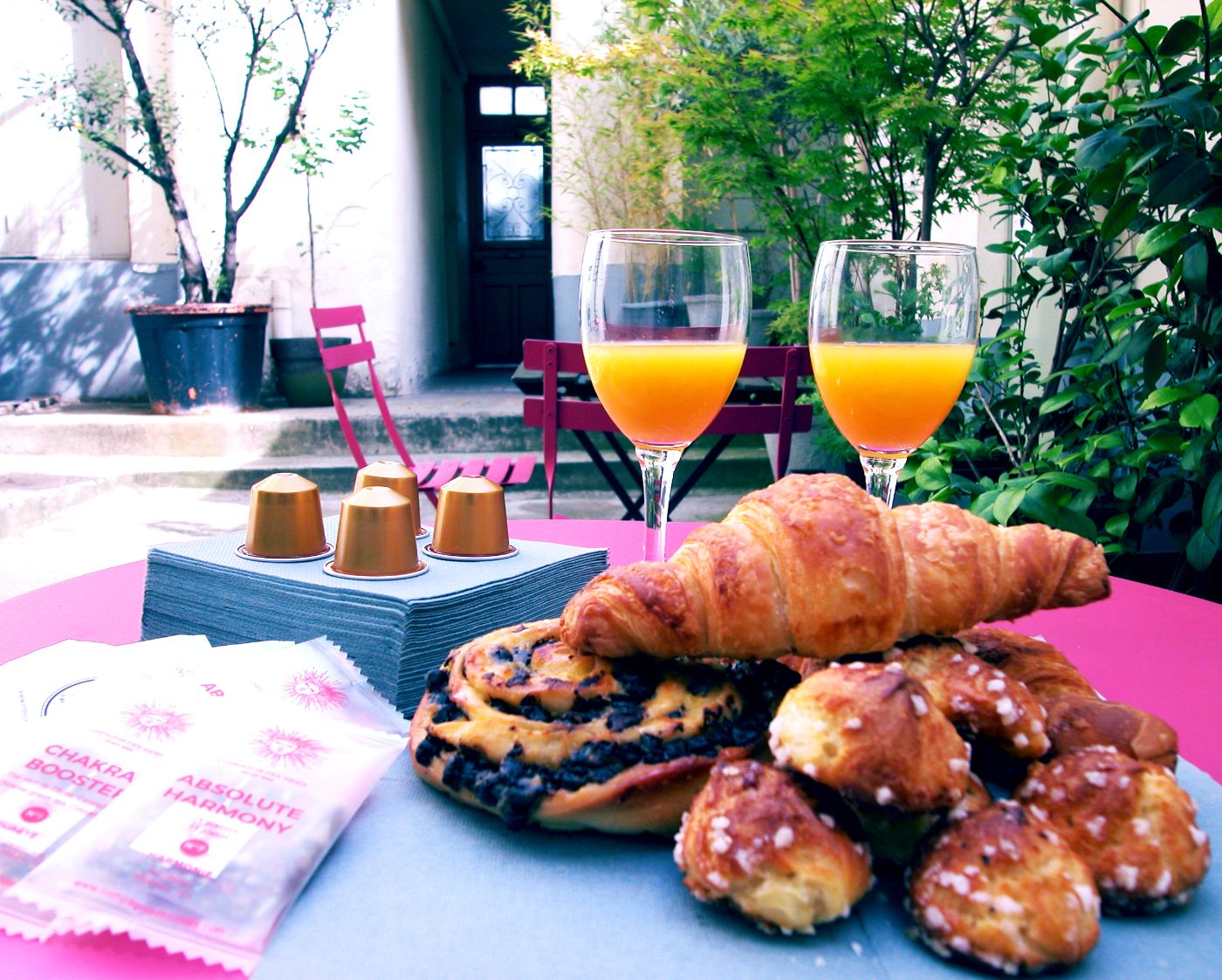 Romantic Artist Room Montmartre TripnBike