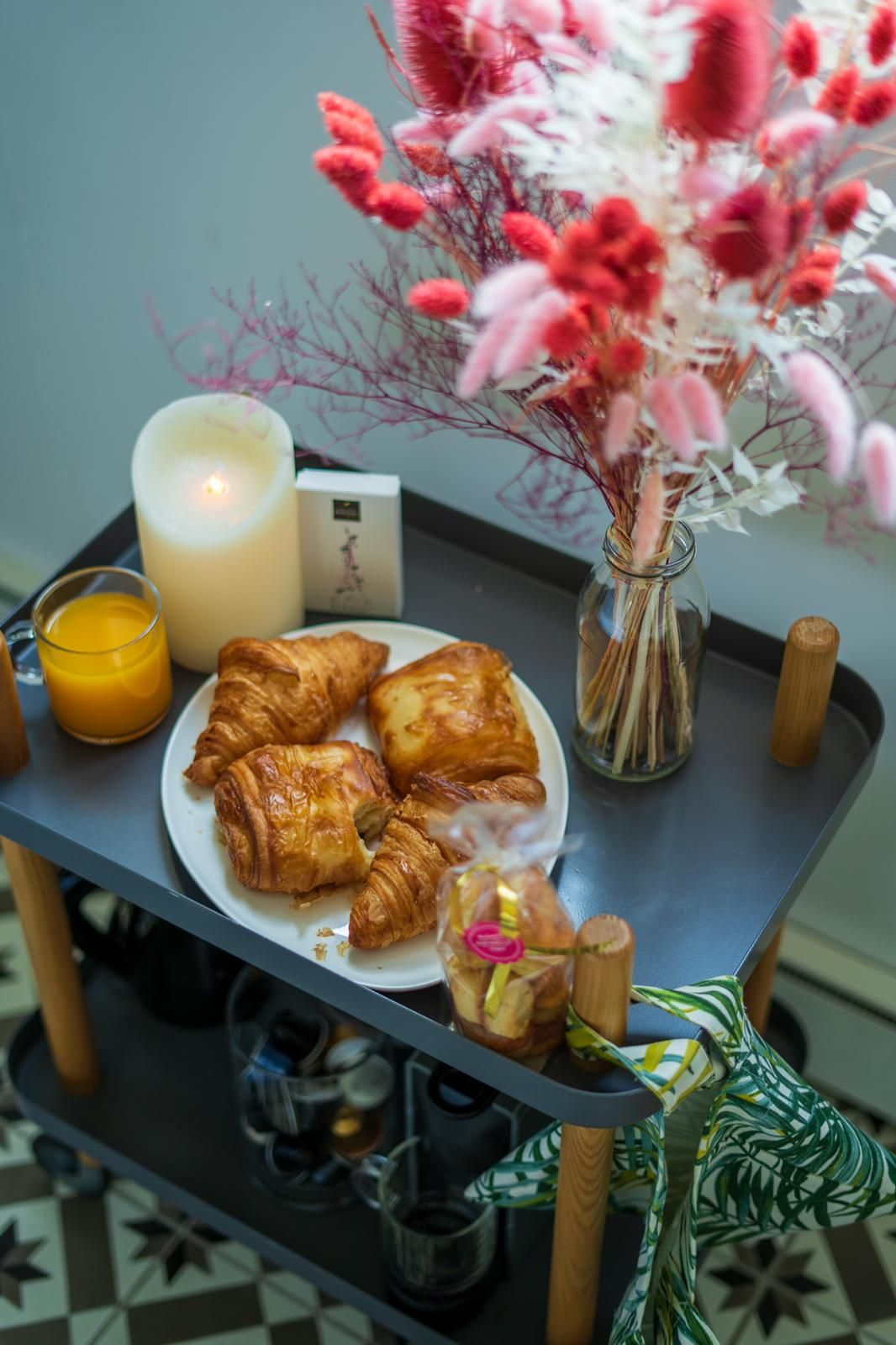 Romantic Artist Room Montmartre TripnBike